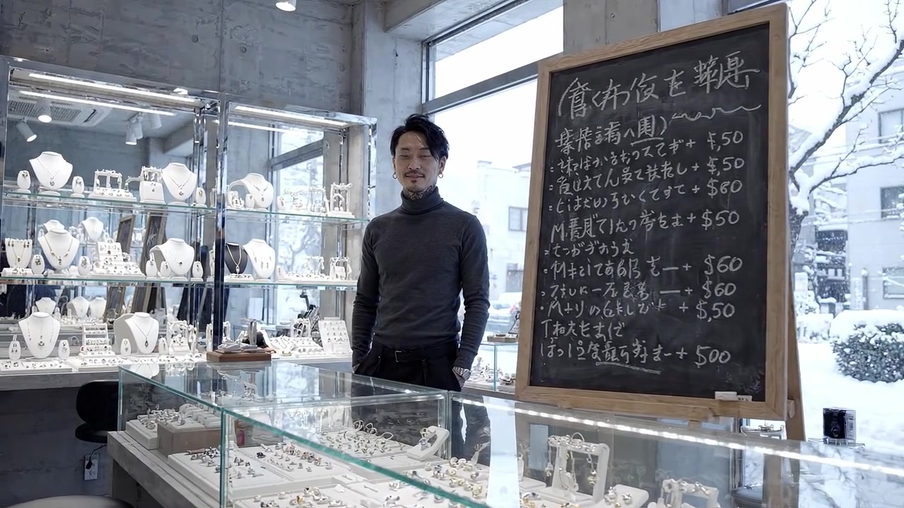 珠宝店陈列：在现代零售空间中展示独特的珠宝设计和价格，背景是冬季仙境。