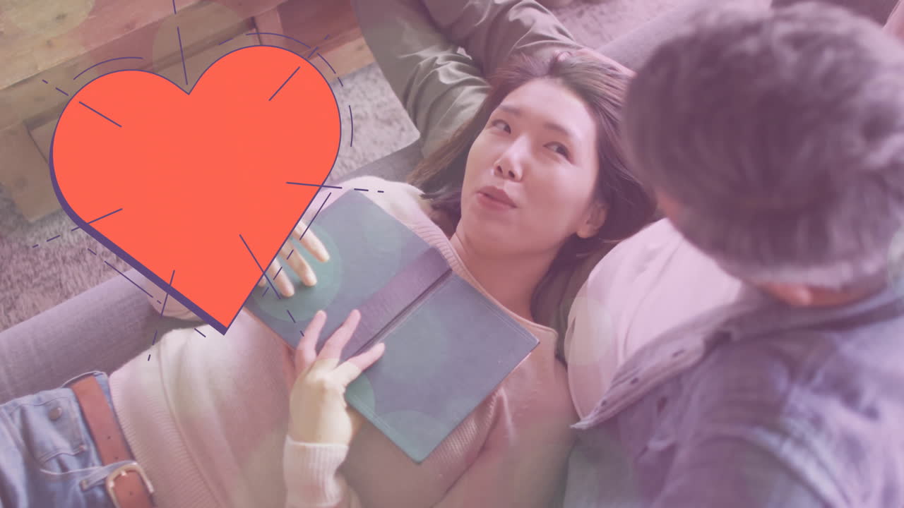 가정에서 소파에 앉아있는 다양한 커플에 대한 심장과 빛의 점의 애니메이션