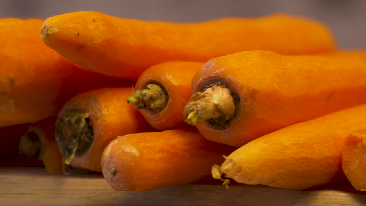 Un manojo de zanahorias enteras recién peladas