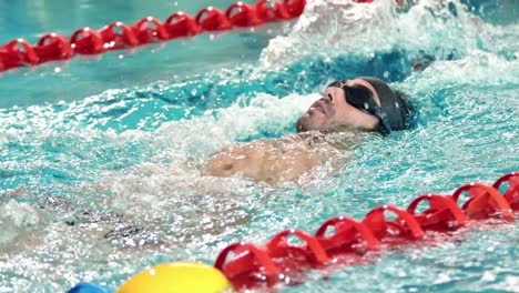 Fit-man-swimming-in-the-pool