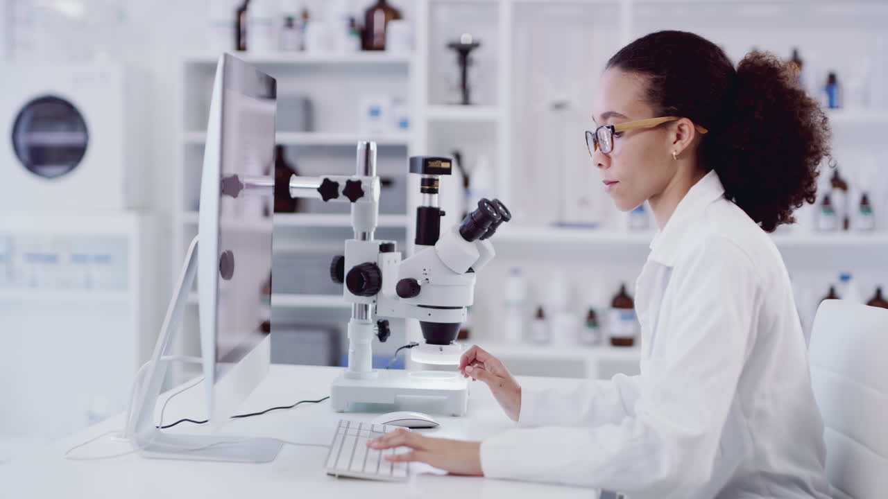 Scienza, dottoressa o scienziata con microscopio