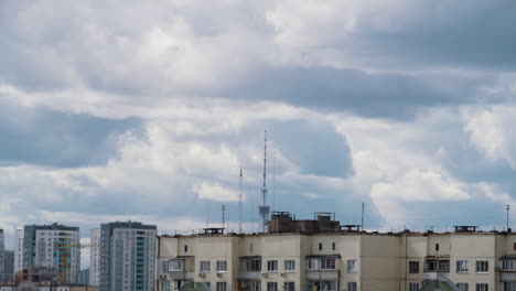 nubes lluviosas moviéndose sobre el cielo de la ciudad. edificios modernos de gran altura disparados por drones