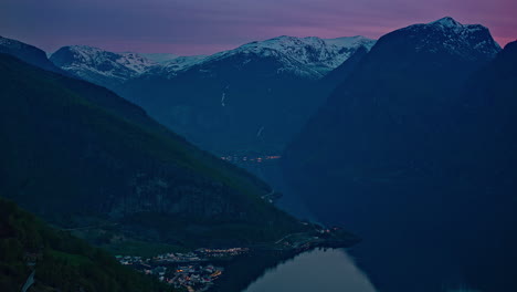 Cielo-Púrpura-Sobre-El-Majestuoso-Fiordo-De-Noruega,-Lapso-De-Tiempo-De-Fusión