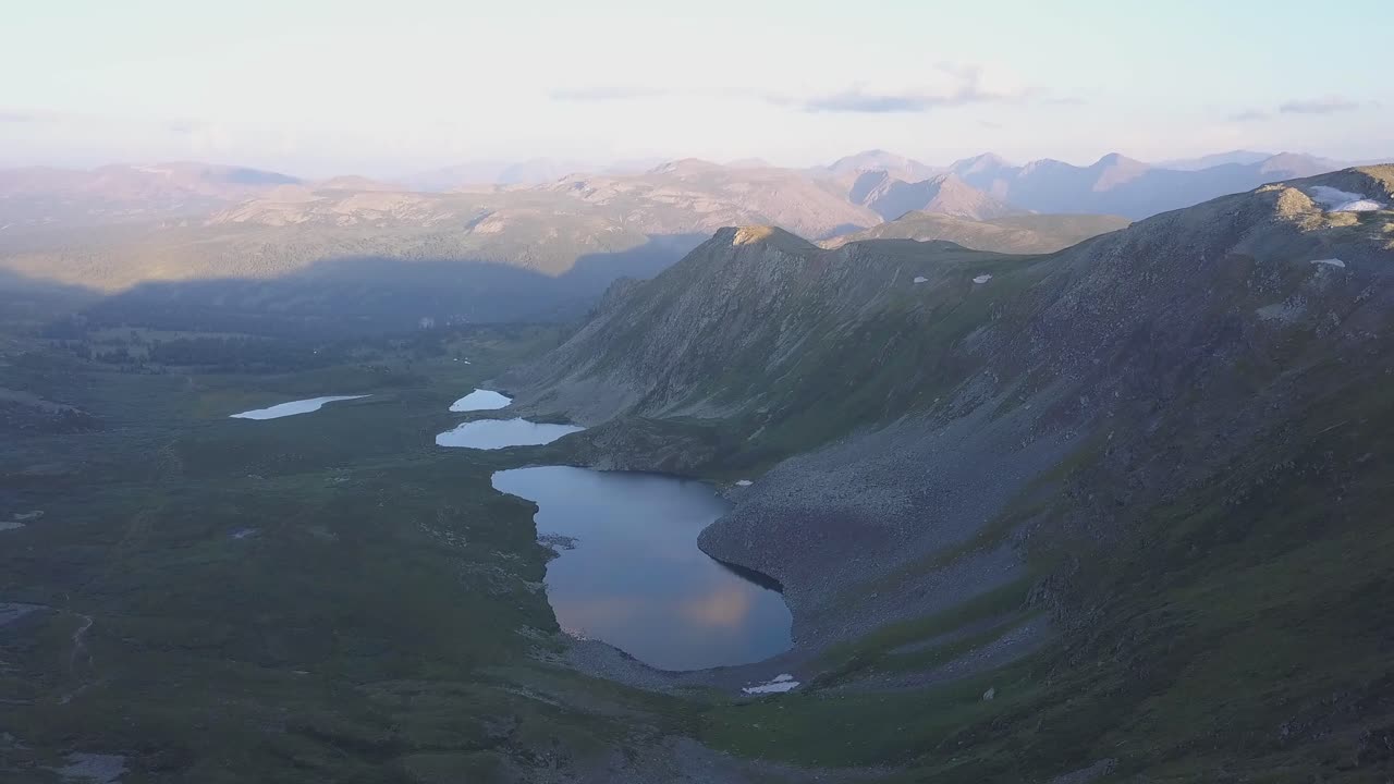 vista aérea de lagos y montañas alpinas