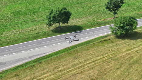 Drone-Quadcopter-Con-Cámara-Flotando-Sobre-La-Carretera-Y-Registrando-El-Tráfico,-Vista-Aérea-Estática