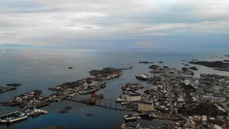 hermosa y larga toma de drones de una ciudad noruega en las islas lofoten