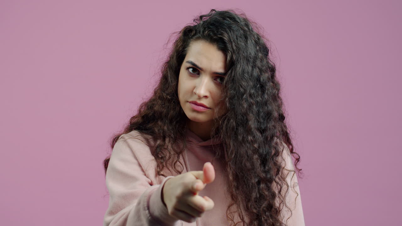 dedo acusador de la mujer