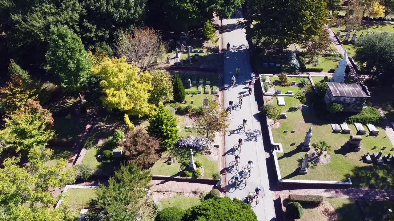 vista aérea de un grupo de ciclistas en bicicleta por el histórico cementerio de oakland en atlanta, georgia