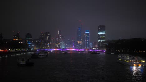 Luces-De-Colores-En-La-Ciudad-Moderna-De-Londres-Durante-La-Noche-Con-El-Río-Támesis-En-Inglaterra,-Reino-Unido