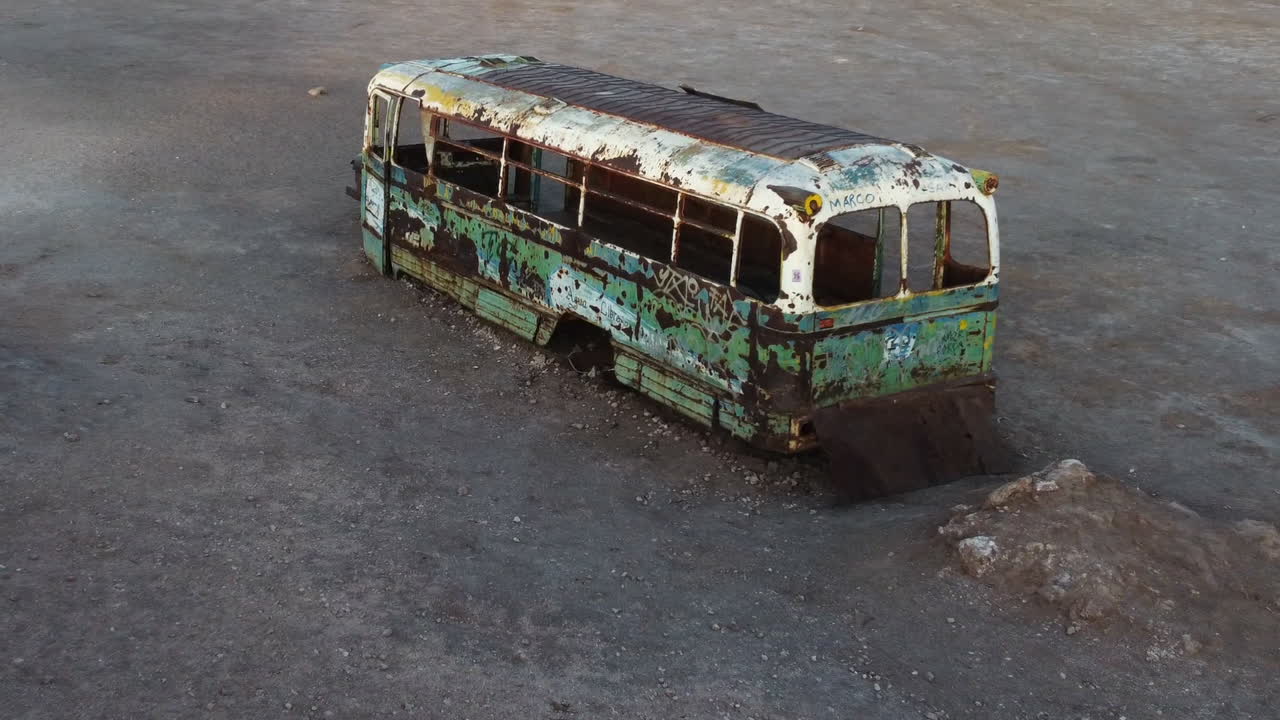 마법 버스 (magic bus) 로 내려가는 항공기, 칠레 사막의 관광 명소