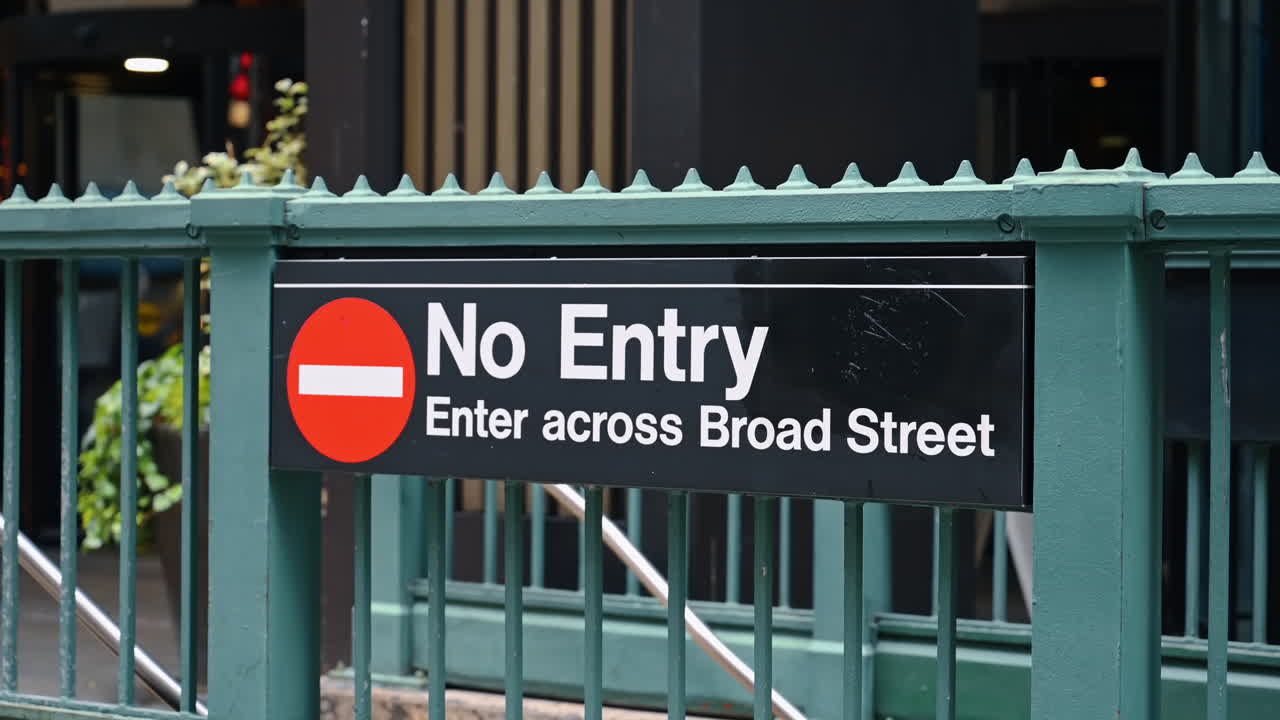 New York, USA, 5. december 2025: Nærbillede af skiltet »Ingen adgang« i en subway på et grønt gelænder