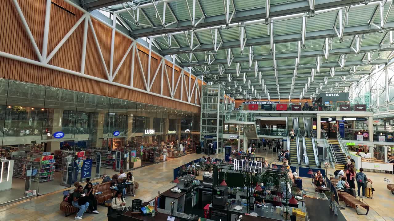 패딩턴 역에서 쇼핑하고 이동하는 군중