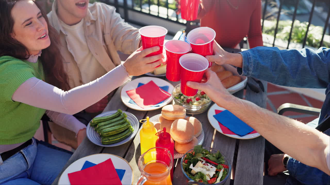 amigos celebrando con comida y bebidas
