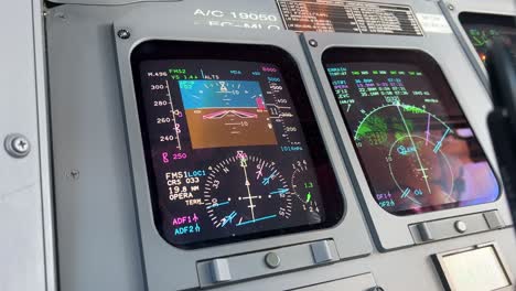 vista en primer plano de los paneles de instrumentos de un avión moderno en un vuelo real