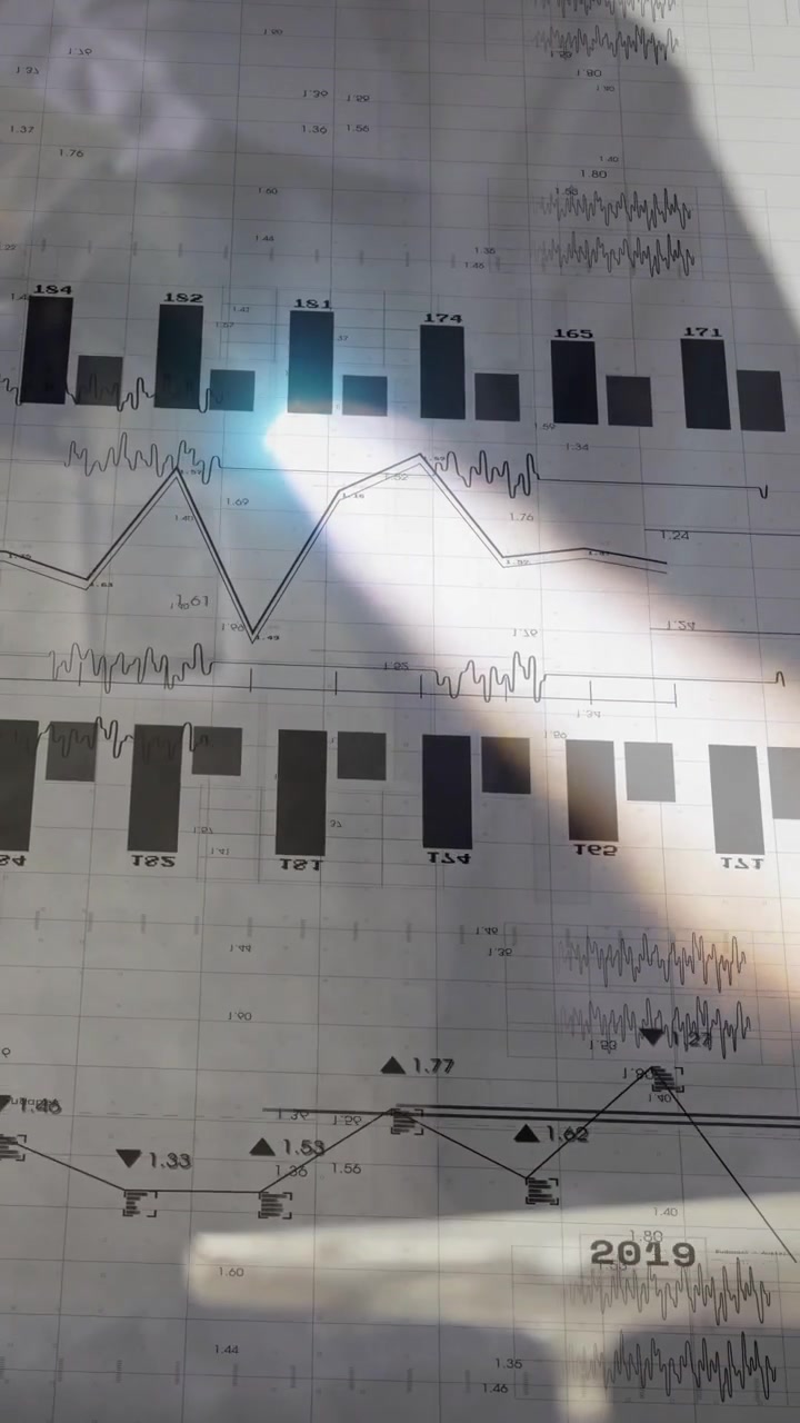 Vertikal video: Tekniker flytter stang, skifter fokus med diagramoverlay, der vises og tjekker data