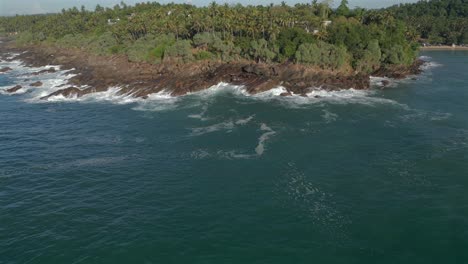 estableciendo un disparo aéreo de avión no tripulado hacia la costa rocosa tropical en el sur de sri lanka