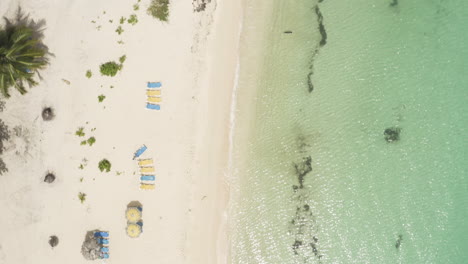 多米尼加共和國北海岸的美麗海灘plaia rincón的觀光客的空中景色