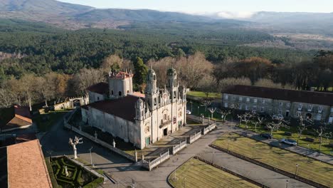 establezca una órbita aérea alrededor del patio del santuario de nuestra señora de los milagros en ourense, españa.