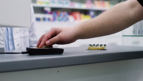 farmacéutico poniendo pastillas en el mostrador