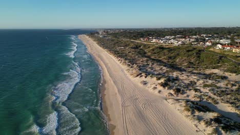 Impresionante-Vista-Aérea-De-Una-Playa-De-Arena-Limpia-Y-Dunas-De-Arena-Cubiertas-De-Hierba