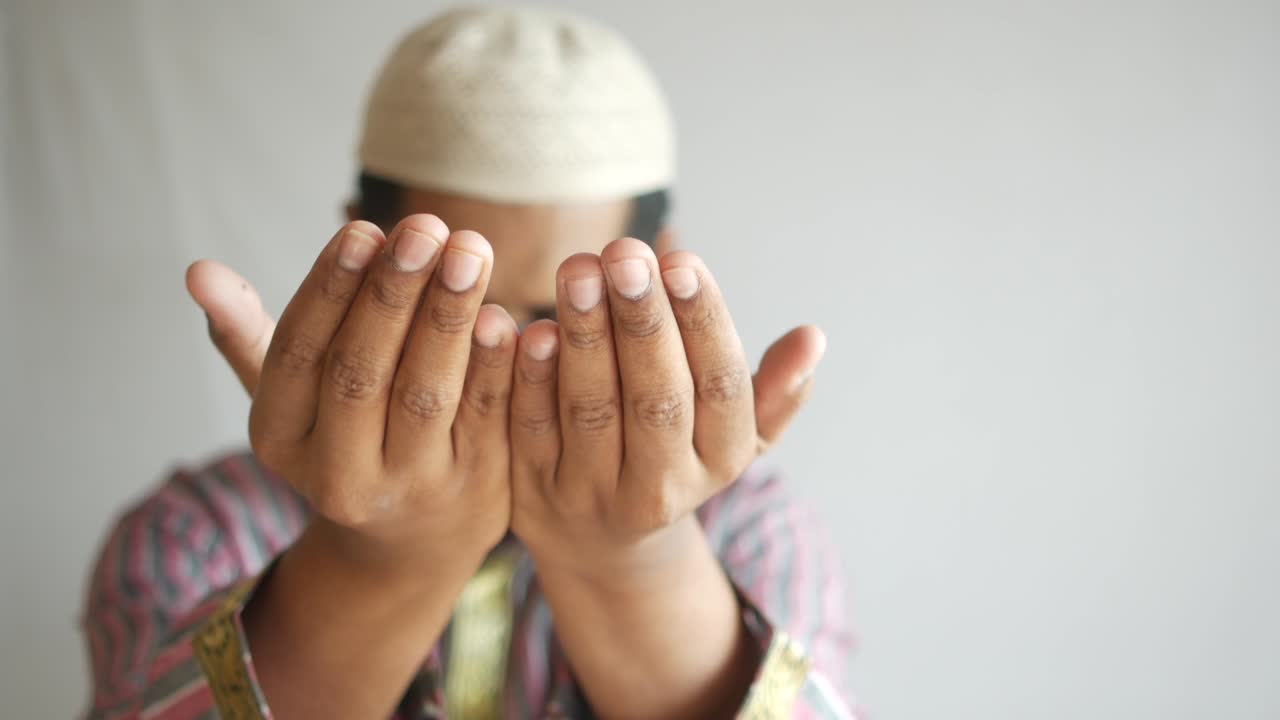 hombre musulmán mantener la mano en los gestos de oración durante el ramadán, cerca