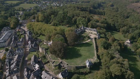 Castillo-Y-Pueblo-De-Rochefort-en-Terre,-Bretaña-En-Francia