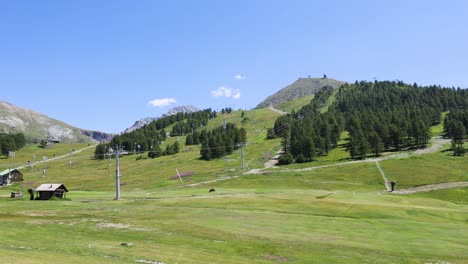 hermosas colinas y montañas verdes en italia