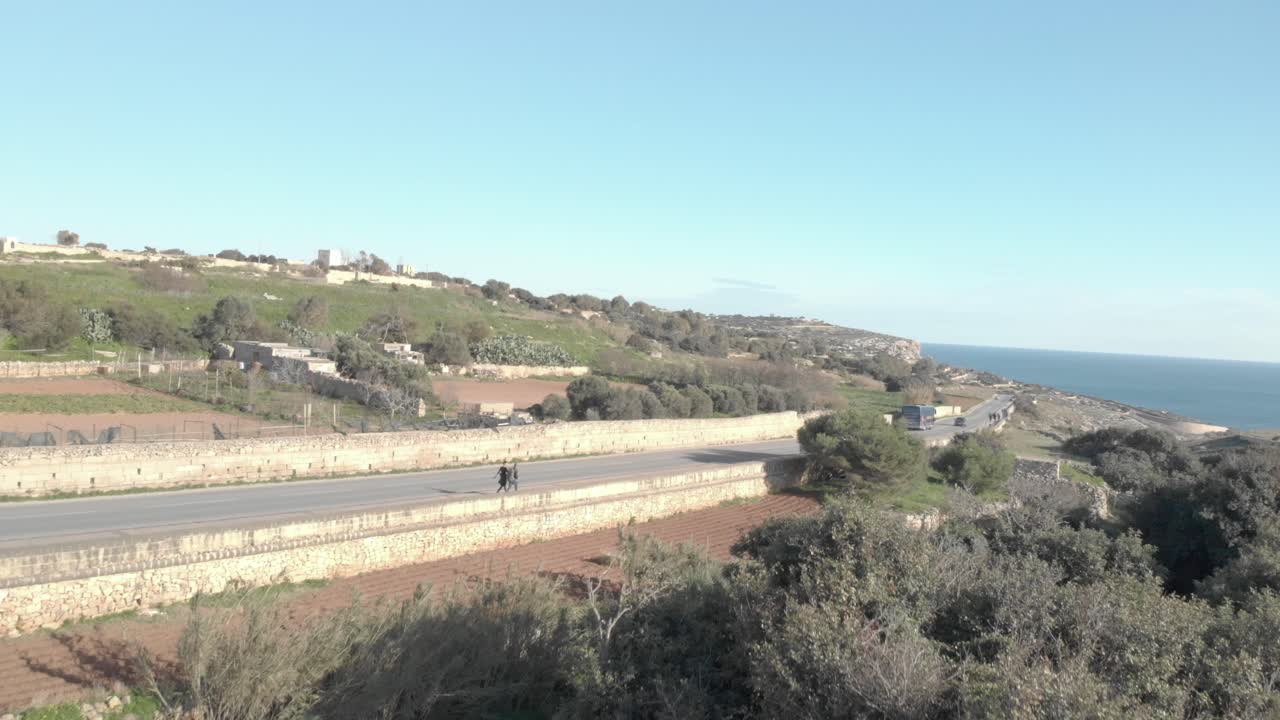 고 은 날 절벽 위에서 바다의 아름다운 전망을 가진 시골 지역의 도로의 공중 촬영을 드러내는