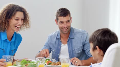 Familia-Feliz-Cenando