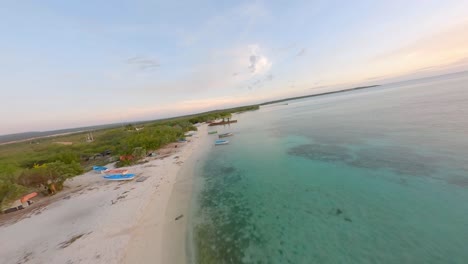 Abgelegener-Playa-Cabo-Rojo-In-Der-Karibik-Mit-Flachem-Azurblauen-Ozean