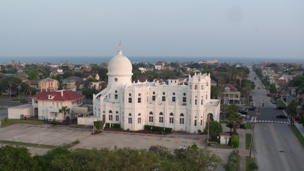 vista de drones de la iglesia católica del sagrado corazón y sus alrededores en galveston, texas