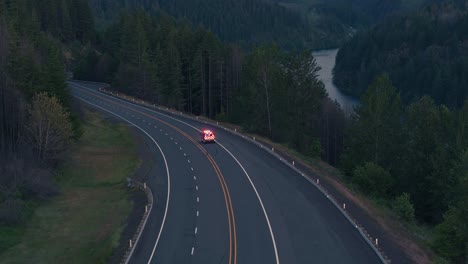 Disparo-De-Drones-De-Vehículos-De-Bomberos-De-Emergencia-Conduciendo-En-La-Carretera-Al-Lado-Del-Río-Por-La-Noche