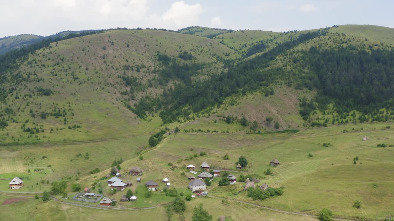 vista aérea del pueblo de sopotnica en la montaña jadovnik en serbia durante el día - descenso aéreo