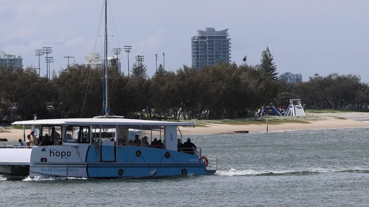 페리 보트 가 도시 배경 으로 강 을 건너고 있다