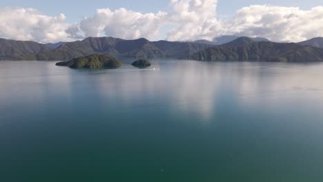 Winzige-Fähre,-Die-Durch-Den-Gigantischen-Marlborough-Sound-Fährt