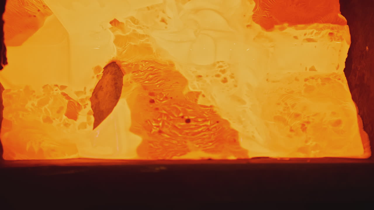 녹은 금속을 주조 모형에 부어 넣는 것