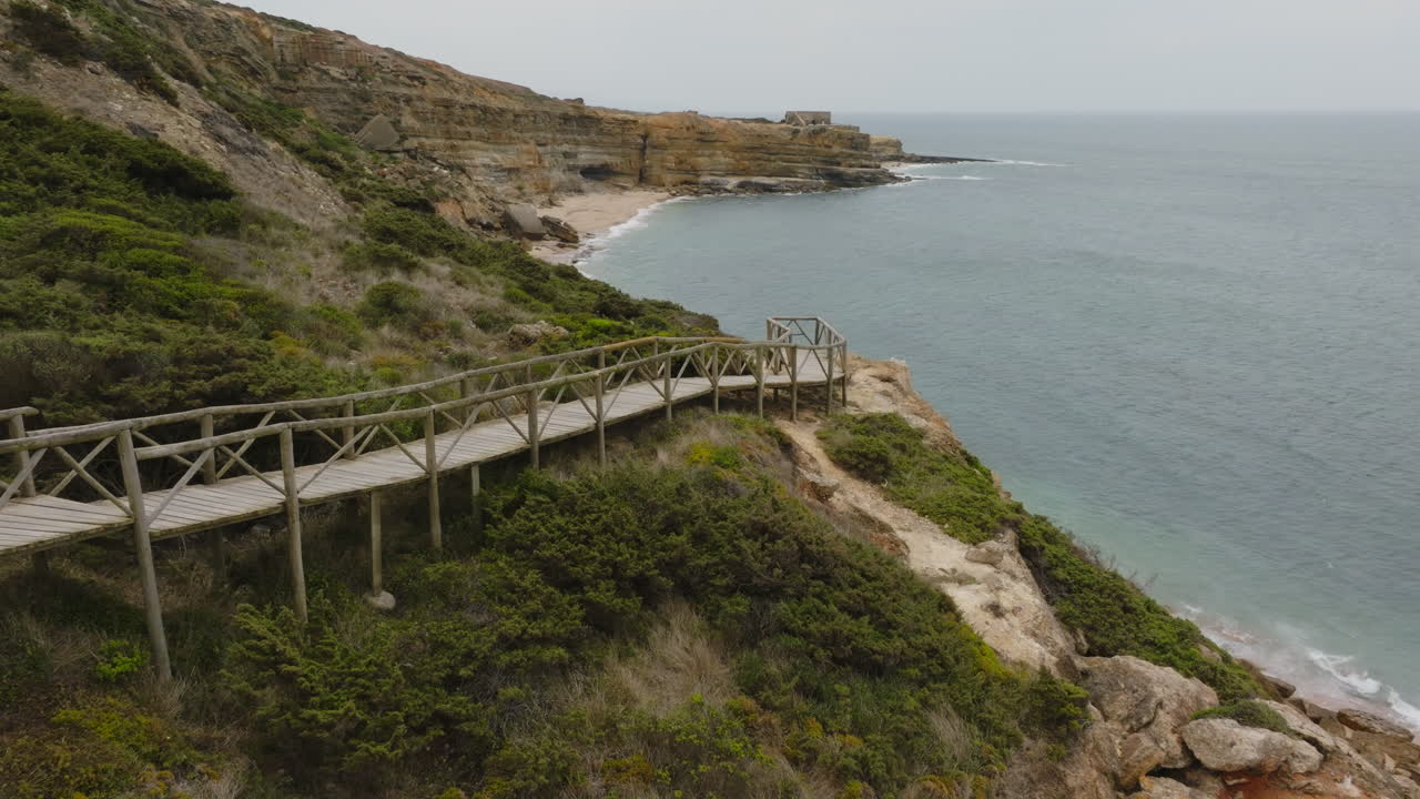 sendero de senderismo costero con vistas al océano