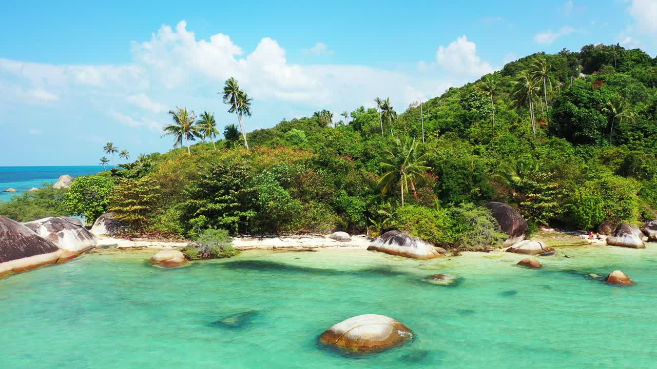 Bahía tranquila paradisíaca con laguna turquesa bañando acantilados de piedra caliza en la costa de una isla tropical con bosque de palmeras en Koh Phangan, Tailandia