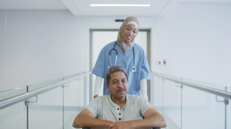 Giovane medico che tira una sedia a rotelle 4k