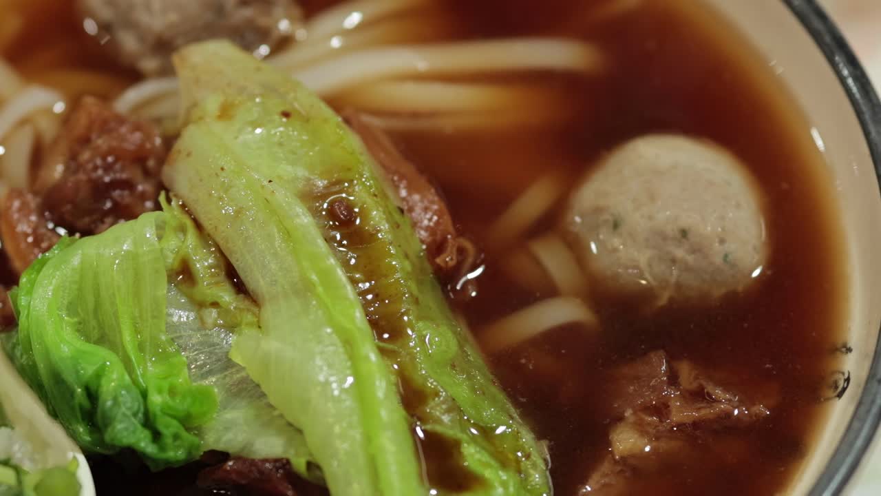 돼지고기와 채소로 만든 누들 수프