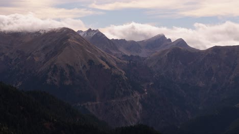 Drohne-Schwenkt-Langsam-über-Griechische-Berge-Oberhalb-Von-Agrafa-Mit-Wald,-Der-Steile-Hänge-Hinaufkriecht