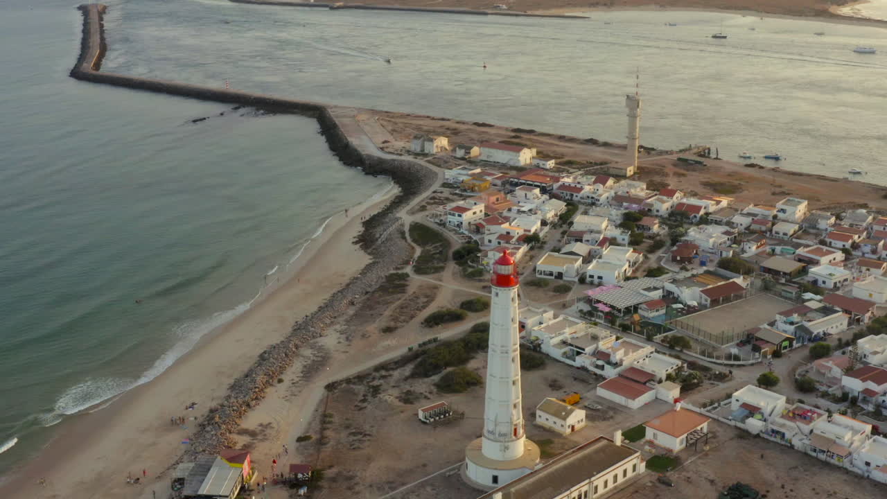 Vista ad angolo acuto di un villaggio di pescatori portoghese e della costa atlantica