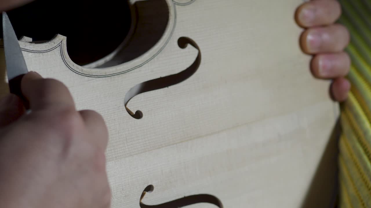 크레모나 (cremona) 의 작업실에서 새로운 클래식 수작업 원시 바이올린을 만드는 장인 (luthier) 의 매크로 클로즈업 (macro close-up)