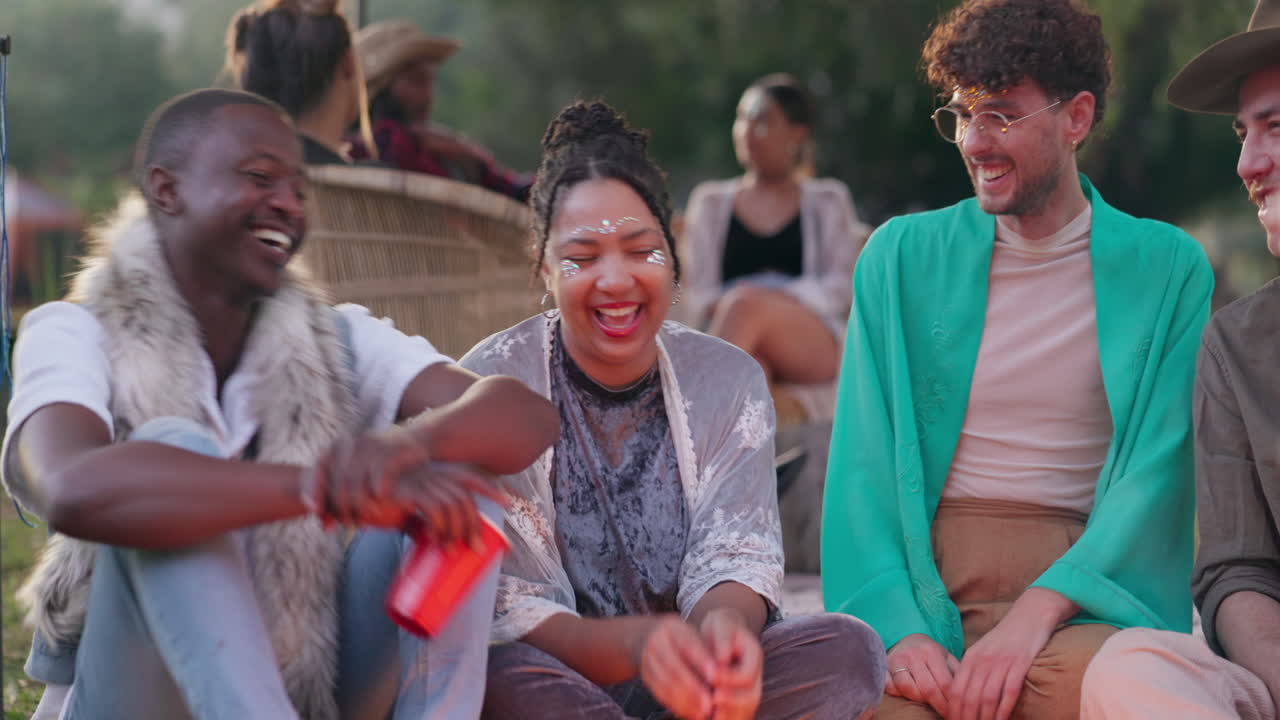 amigos acampando en el festival con bebidas