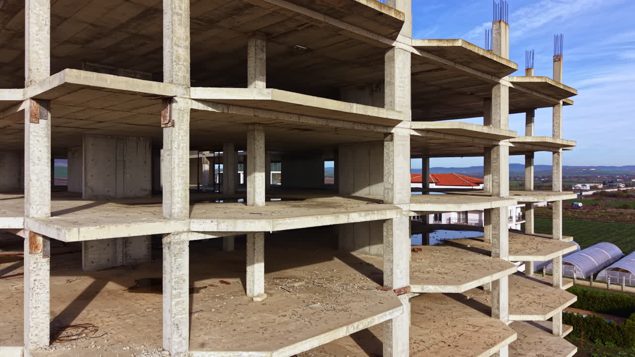Cantiere edile con scheletro di edificio moderno su sfondo di cielo blu in un ambiente tranquillo