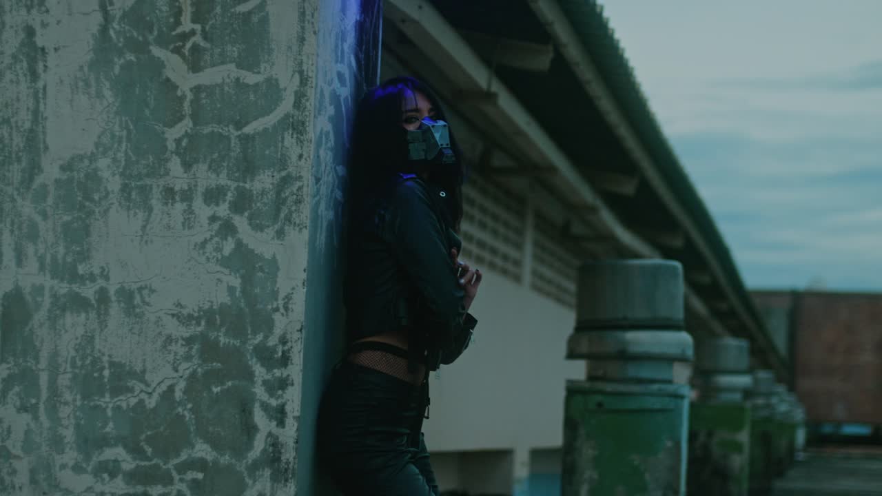 mujer elegante en un entorno urbano