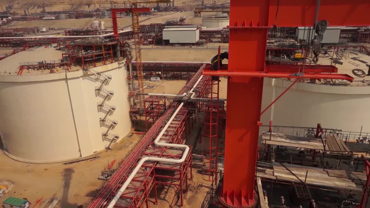 desde el aire de la refinería en construcción