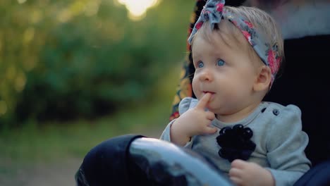 Portrait-of-a-child-with-blue-eyes-who-sucks-a-finger