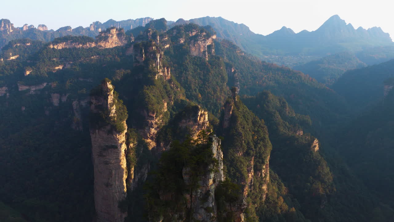 Paesaggio caratteristico con pilastri di arenaria nel Parco Forestale Nazionale di Zhangjiajie nello Hunan, Cina. Ripresa aerea