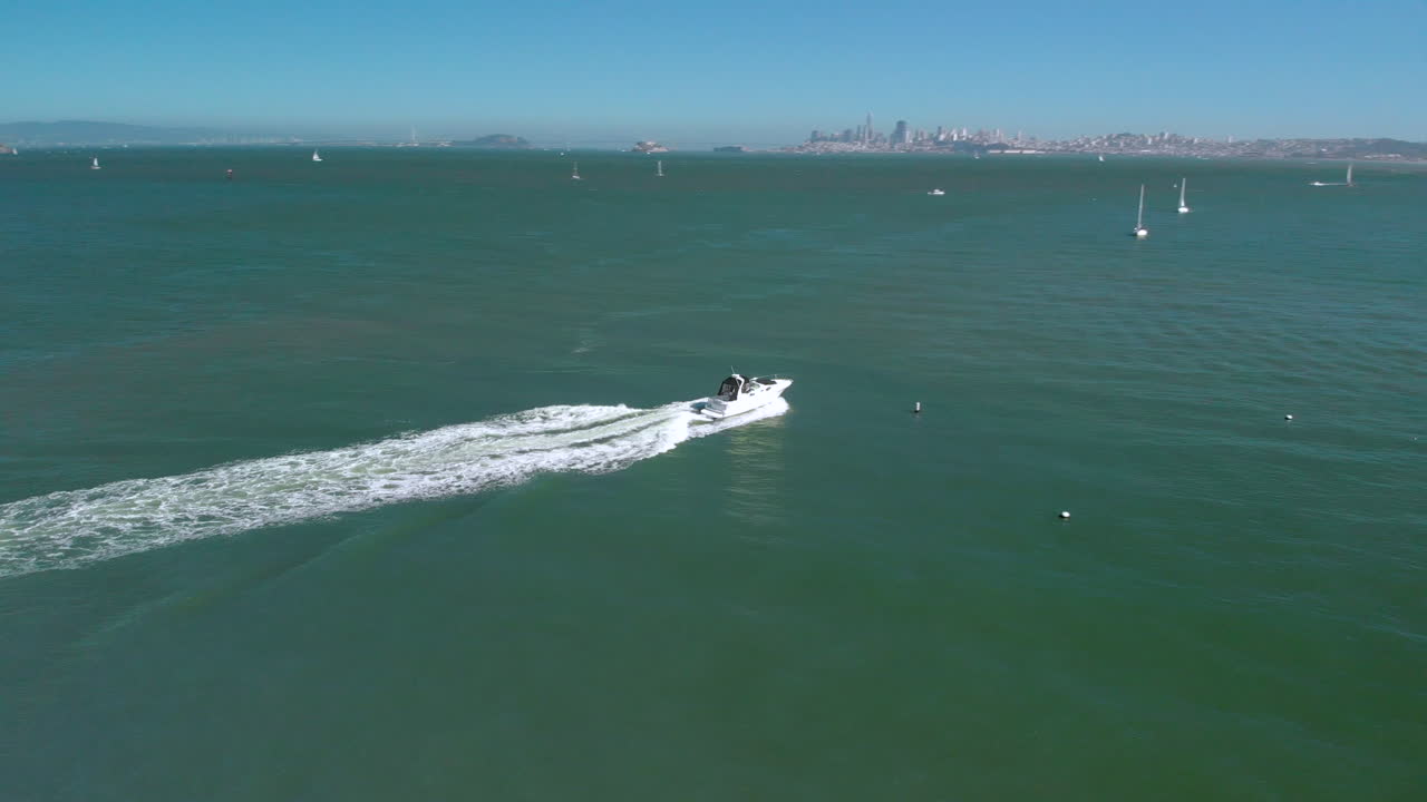 dando vueltas alrededor de un barco en el puerto de sausalito revelando san francisco y el puente golden gate en el fondo